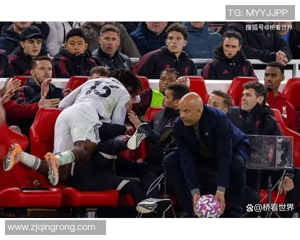 足球球星场上巧妙整蛊裁判引爆全场笑声观众热议不断